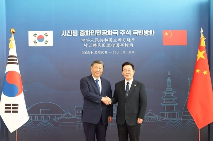 Chủ tịch Trung Quốc Tập Cận Bình (trái) và Tổng thống Hàn Quốc Lee Jae-myung trong cuộc gặp tại Gyeongju, Hàn Quốc, ngày 1-11. Ảnh: Tân Hoa xã
