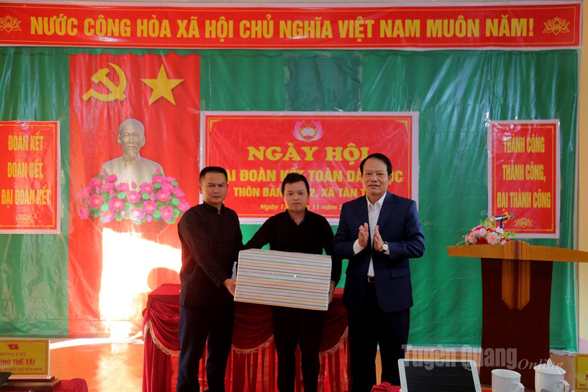 Trưởng Ban quản lý các khu công nghiệp và khu kinh tế tỉnh Vân Đình Thảo tặng quà cho Ban quản lý thôn Bản Qua 2.