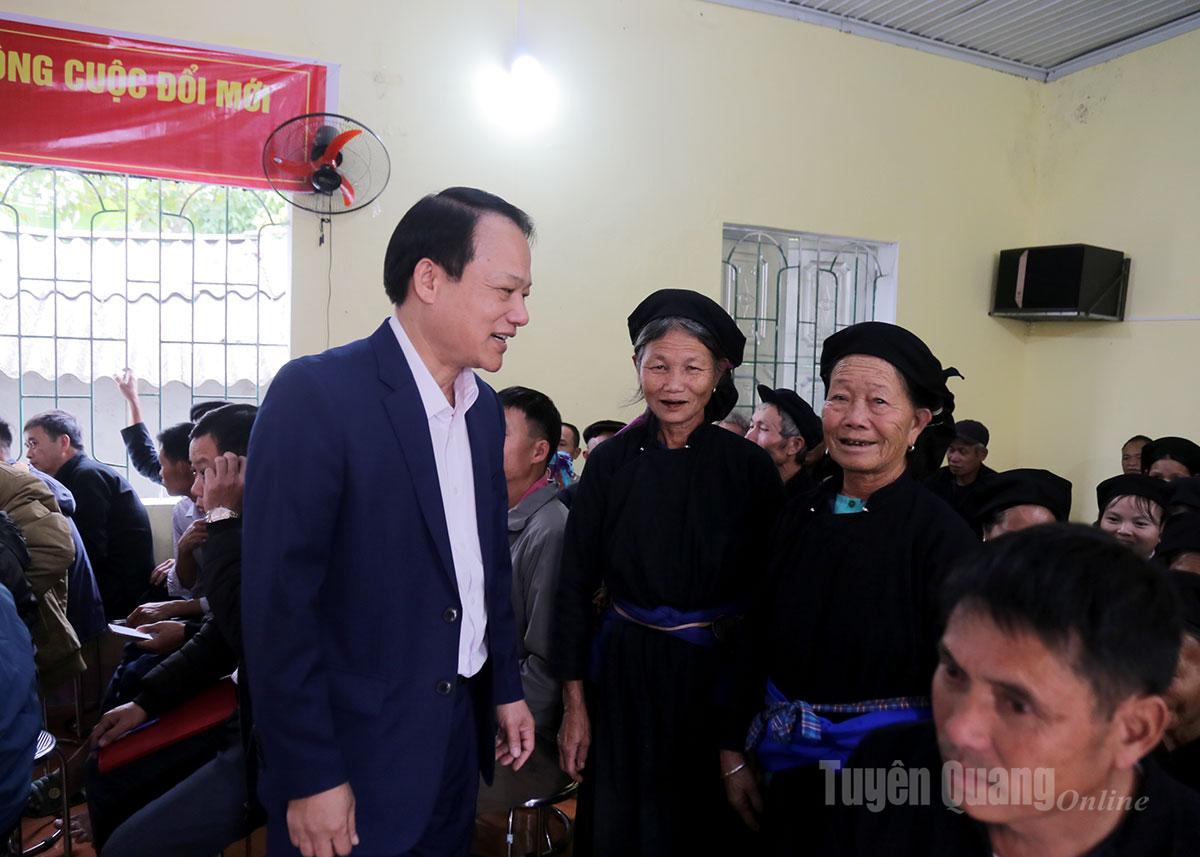 Đồng chí Vân Đình Thảo trò chuyện, thăm hỏi bà con Nhân dân.