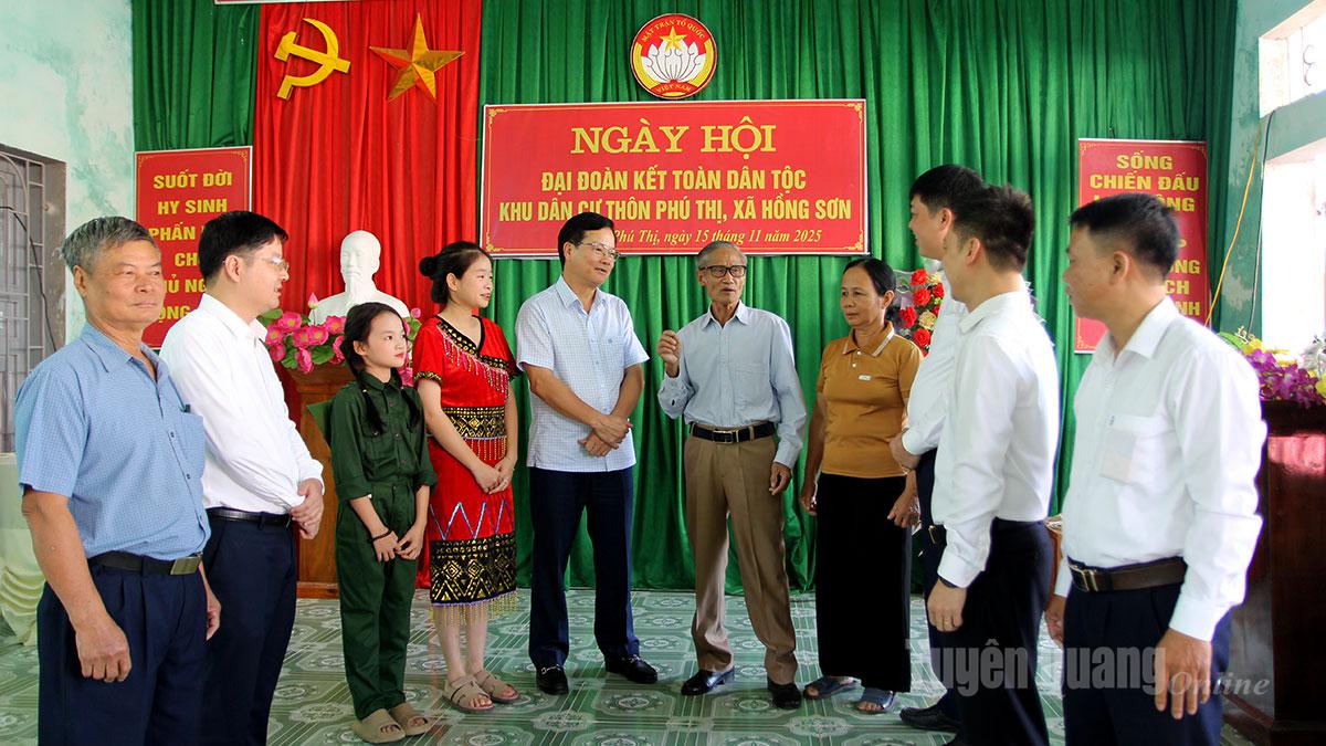 Trưởng ban Tổ chức Tỉnh ủy Trần Quang Minh trò chuyện cùng bà con nhân dân thôn Phú Thị.