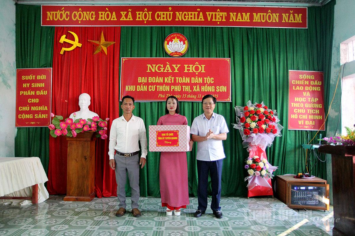 Trưởng ban Tổ chức Tỉnh ủy Trần Quang Minh tặng quà cho tập thể khu dân cư Phú Thị.