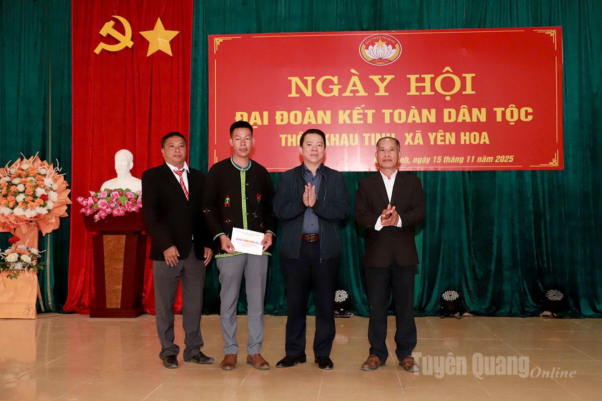 Trưởng ban Tuyên giáo và Dân vận Tỉnh ủy Trần Mạnh Lợi tặng quà thôn Khau Tinh, xã Yên Hoa.