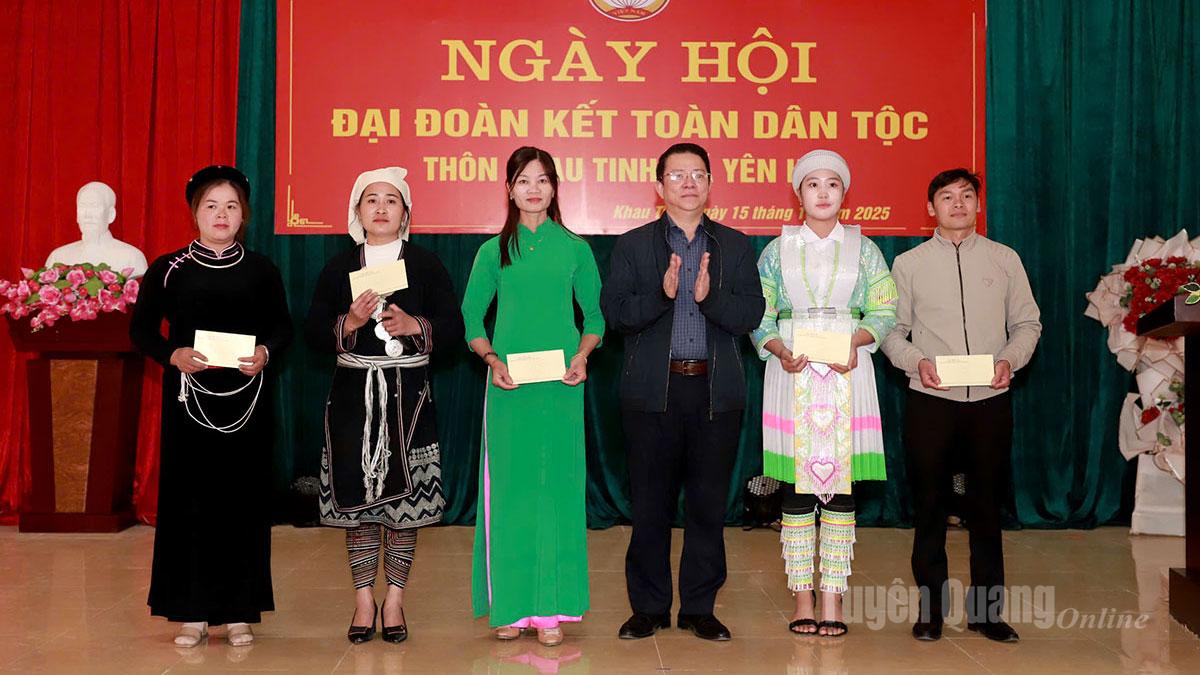 Trưởng ban Tuyên giáo và Dân vận Tỉnh ủy Trần Mạnh Lợi tặng quà một số hộ thôn Khau Tinh, xã Yên Hoa có thành tích xuất sắc trong thực hiện các phong trào thi đua.