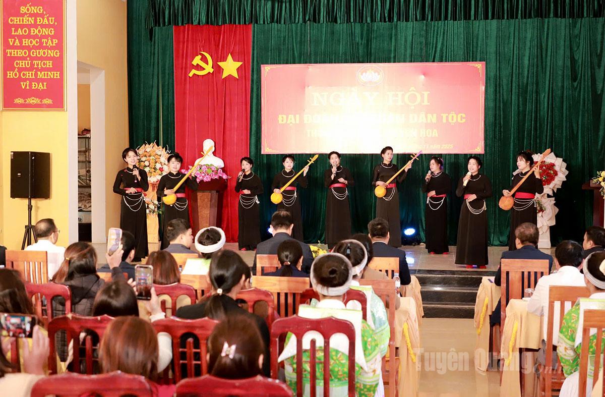 Văn nghệ chào mừng Ngày hội của bà con thôn Khau Tinh, xã Yên Hoa.