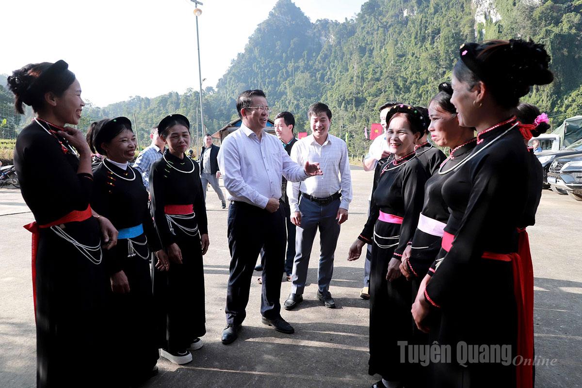 Trưởng ban Tuyên giáo và Dân vận Tỉnh ủy Trần Mạnh Lợi trò chuyện với bà con thôn Khau Đao, xã Thượng Lâm.