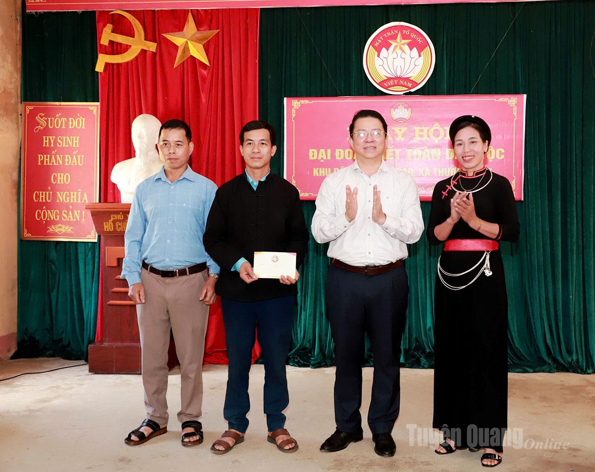 Thay mặt lãnh đạo tỉnh, Trưởng Ban Tuyên giáo và Dân vận Tỉnh ủy Trần Mạnh Lợi tặng quà thôn Khau Đao, xã Thượng Lâm.