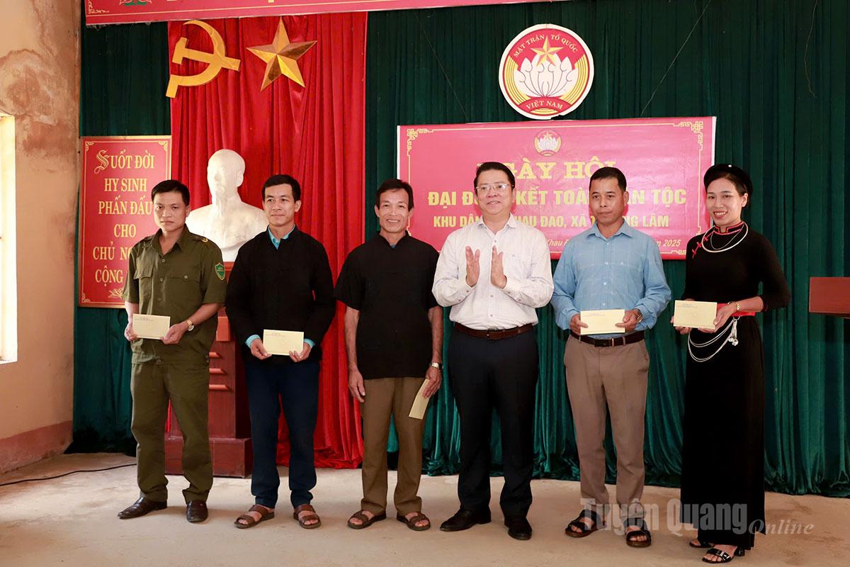Trưởng Ban Tuyên giáo và Dân vận Tỉnh ủy Trần Mạnh Lợi tặng quà một số hộ dân thôn Khau Đao, xã Thượng Lâm có thành tích xuất sắc trong thực hiện phong trào thi đua.