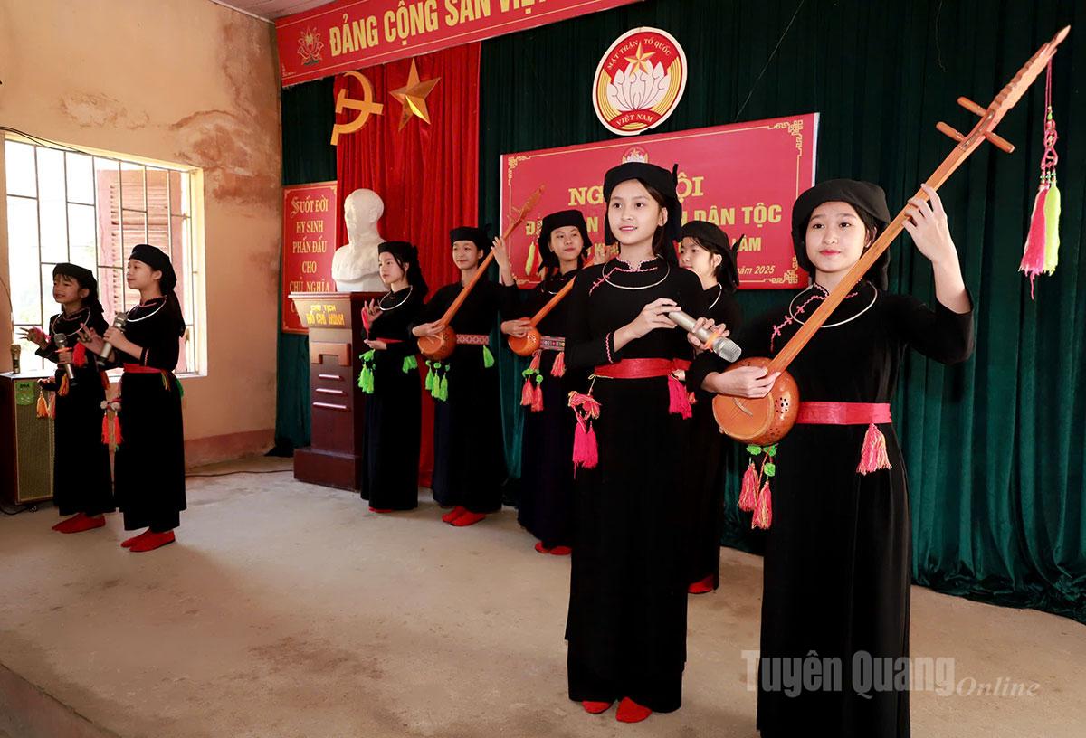 Văn nghệ chào mừng Ngày hội Đại đoàn kết của bà con thôn Khau Đao, xã Thượng Lâm.