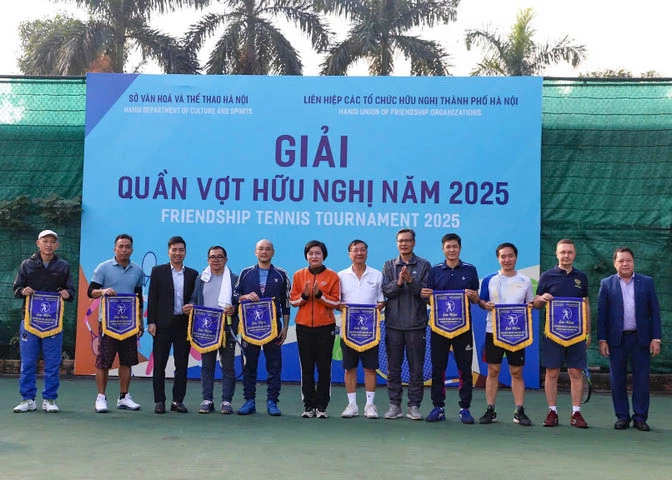 Diplomats join Friendship Tennis Tournament in Ha Noi (Photo: hanoimoi.vn)