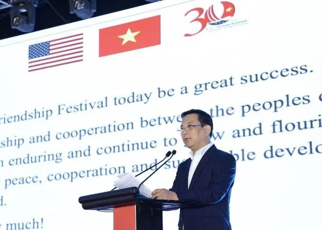 Vice President of the Viet Nam Union of Friendship Organisations Dong Huy Cuong speaks at the opening ceremony for the exchange. (Photo: DINH HOA)