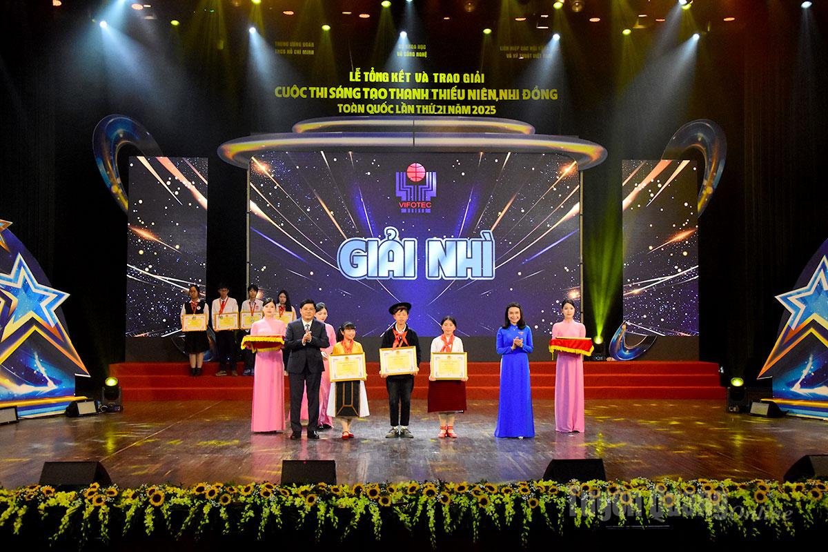 Nhóm học sinh Trường PTDTBT TH&THCS Tả Lủng, xã Đồng Văn đoạt giải Nhì với mô hình “Cánh tay máy dọn rác hồ treo”.