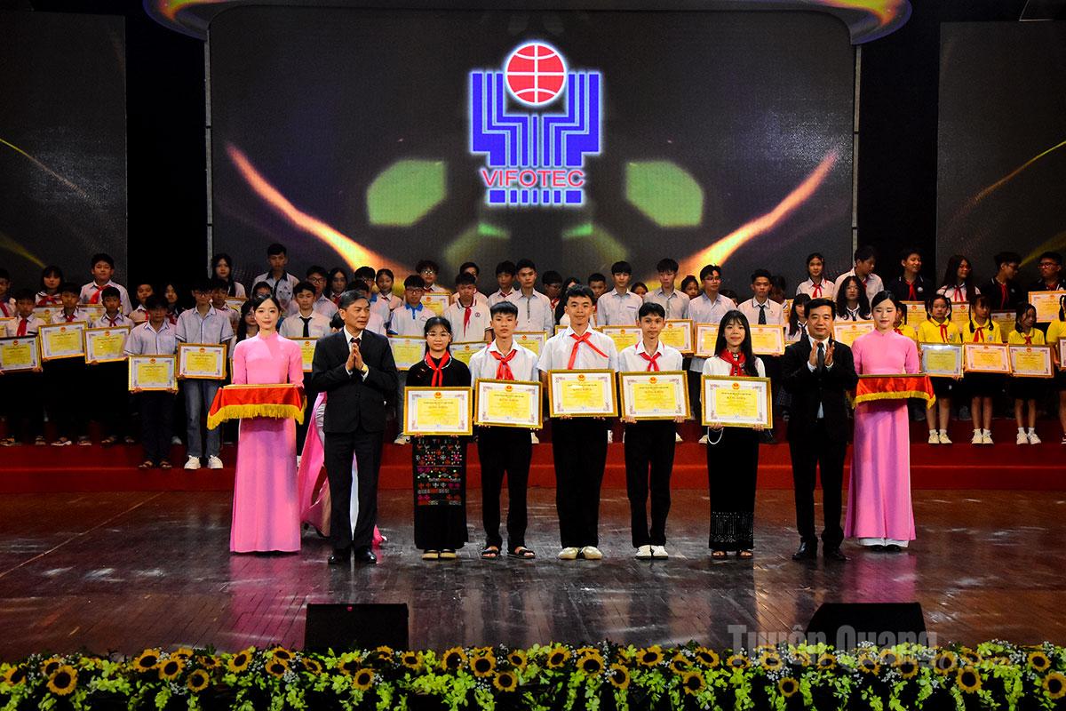 Học sinh Trường THCS Lăng Can, xã Lâm Bình nhận giải Khuyến khích Cuộc thi Sáng tạo Thanh thiếu niên, Nhi đồng toàn quốc năm 2025.