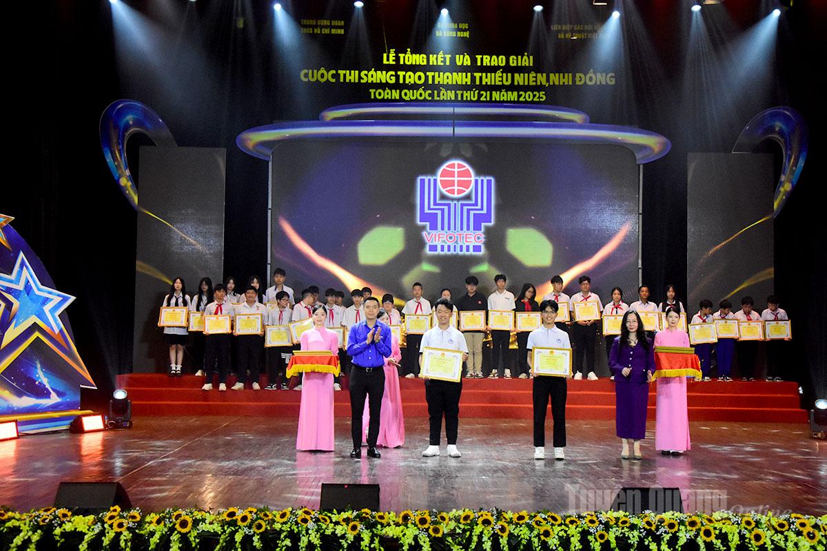 Học sinh Trường THPT Sông Lô, phường Bình Thuận nhận giải Khuyến khích với mô hình “Máy quét rác bảo vệ môi trường”.