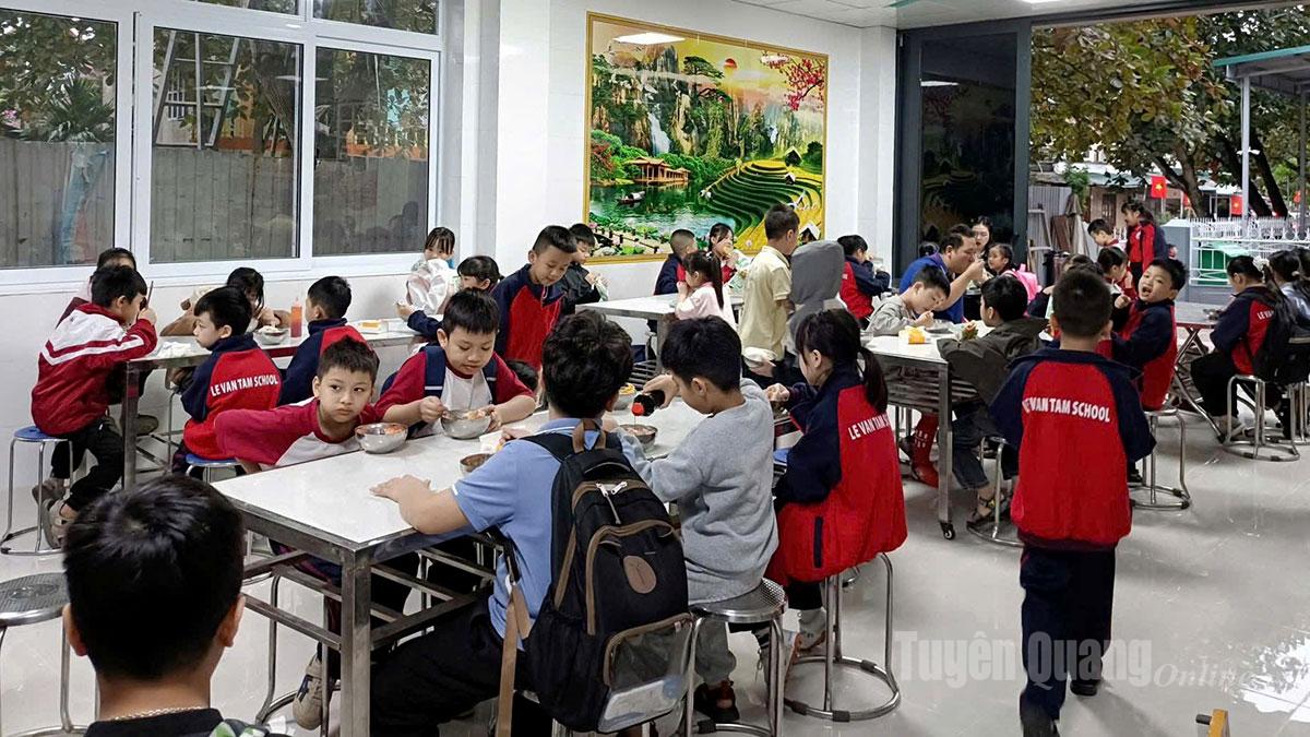 Khu vực ăn sáng tại Trường Tiểu học Lê Văn Tám được đảm bảo vệ sinh an toàn thực phẩm