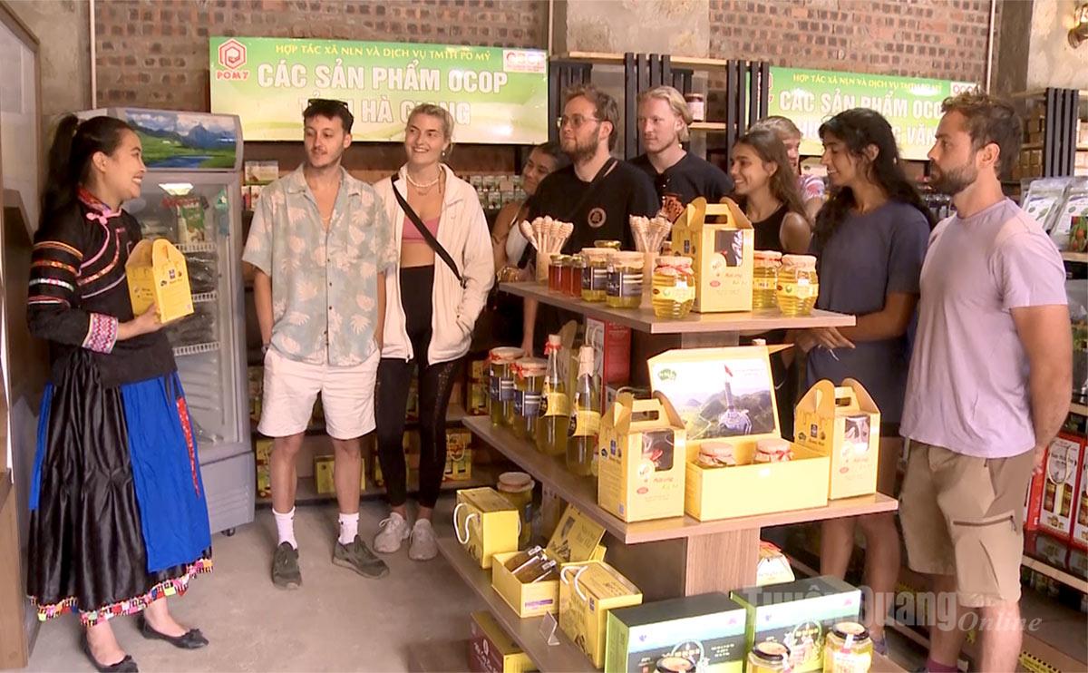 Mint honey is introduced to foreign visitors.