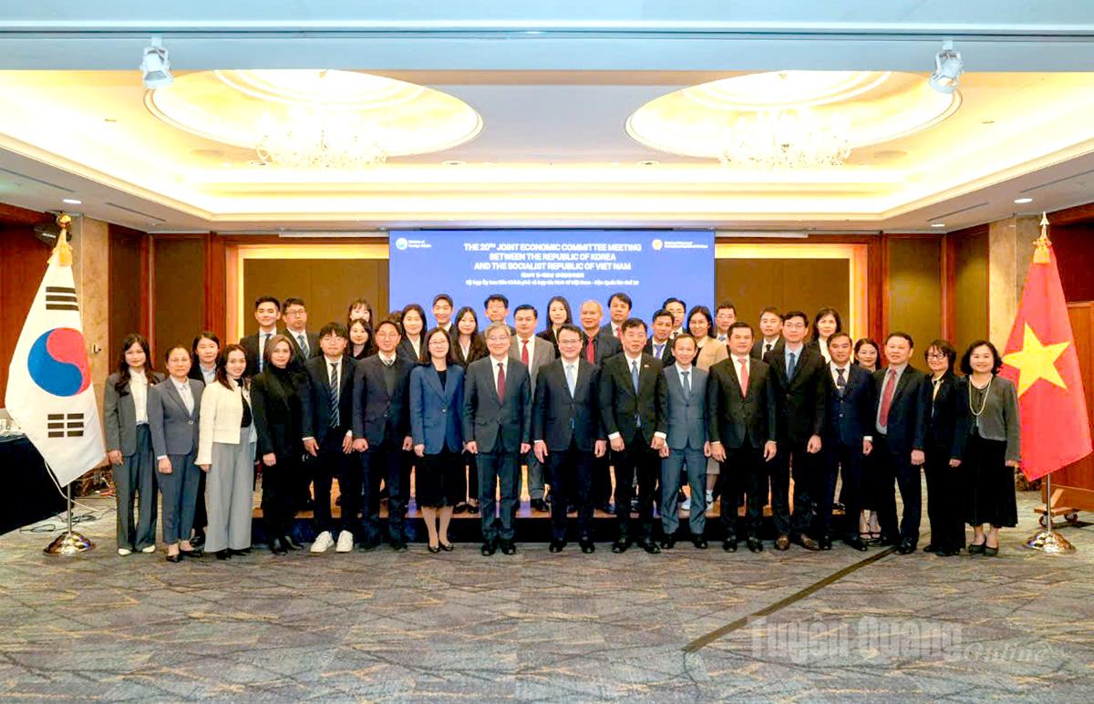 Delegates at the 20th Meeting of the Vietnam–Republic of Korea Intergovernmental Committee.