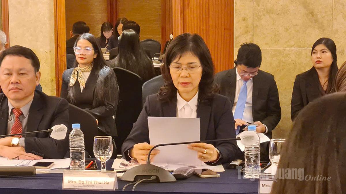 Do Thi Thu Ha, Deputy Director of the Tuyen Quang Department of Finance, speaks at the meeting.