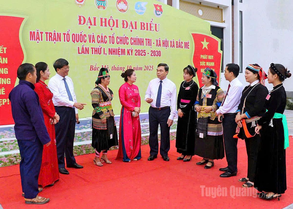 Đồng chí Ma Thế Hồng, Phó Bí thư Tỉnh ủy, Chủ tịch Ủy ban MTTQ Việt Nam tỉnh Tuyên Quang
nói chuyện với cán bộ Mặt trận và đại diện các tổ chức chính trị - xã hội tại xã Bắc Mê.