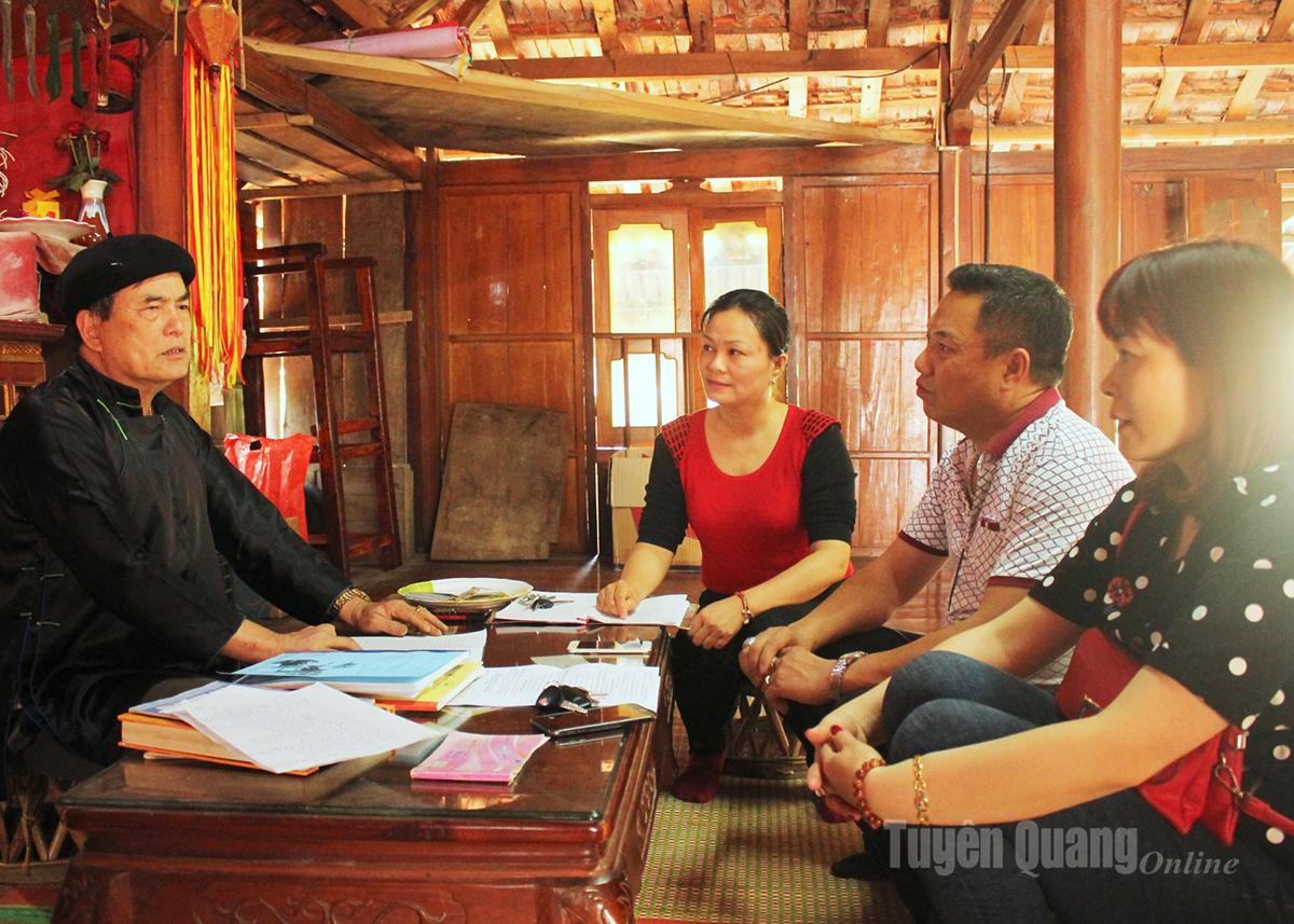 Nhiều nhà nghiên cứu văn hóa tìm đến ông Chự để tìm hiểu, sưu tầm các bài Then cổ.
