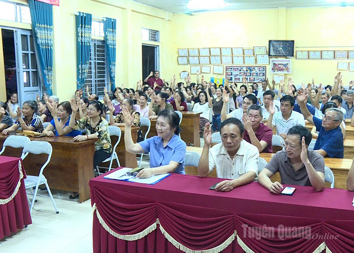 Nhân dân thôn Vĩnh Giang, xã Chiêm Hóa đồng thuận thông qua những quyết sách của địa phương.