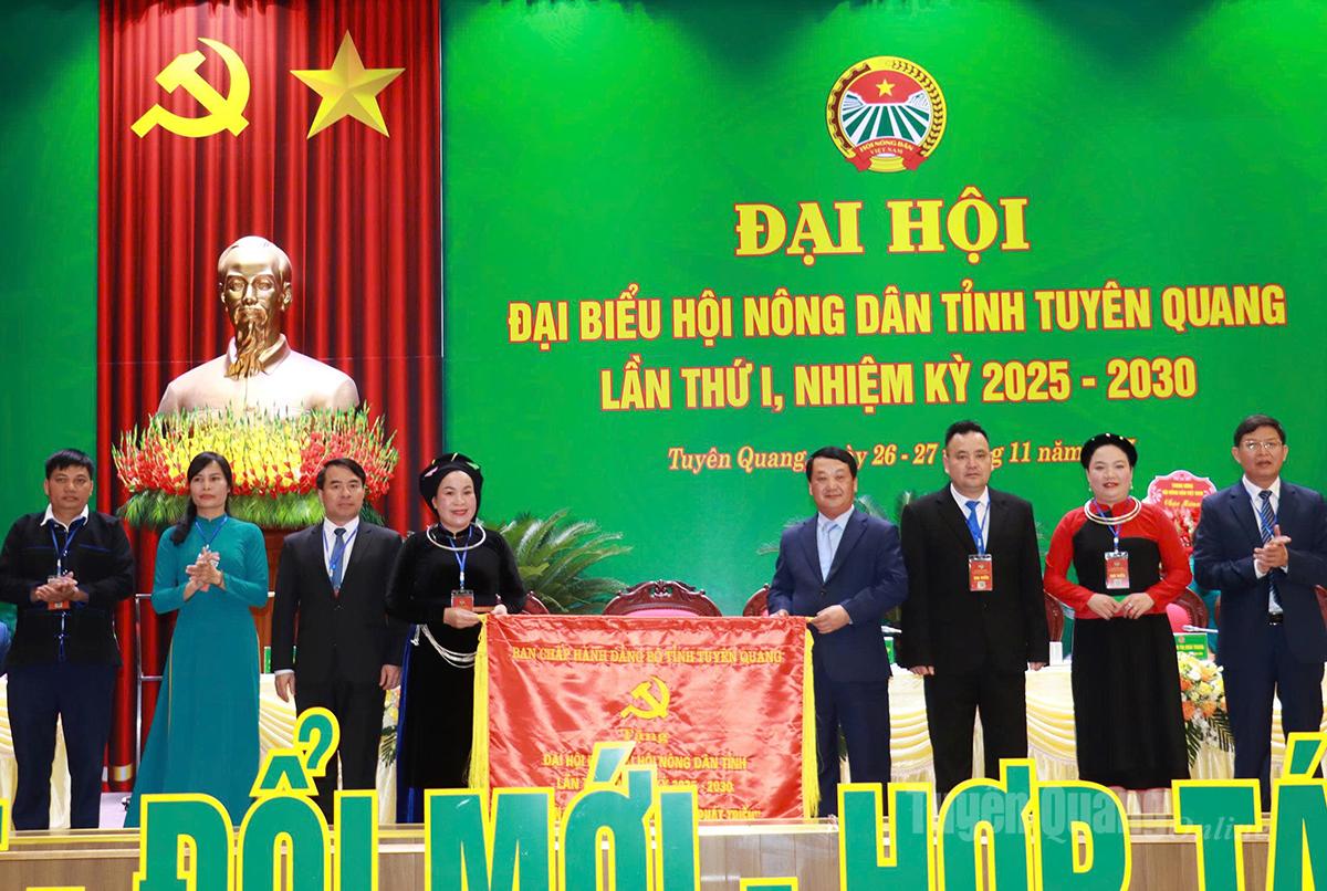 Bí thư Tỉnh ủy Hầu A Lềnh tặng Đại hội bức cờ thêu mang dòng chữ: “Đoàn kết – Đổi mới – Hợp tác – Phát triển”.