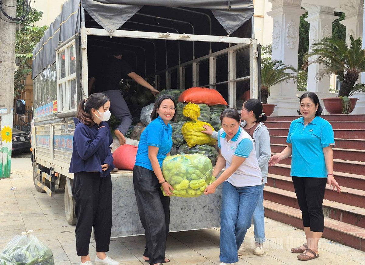 Hội LHPN phường Hà Giang 2 chung tay vận chuyển rau, nhu yếu phẩm hỗ trợ gia đình bị ảnh hưởng bởi mưa lũ.