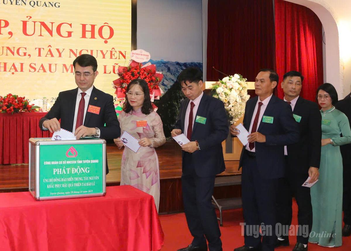 Các đại biểu ủng hộ đồng bào các tỉnh bị thiệt hại nặng nề do mưa lũ.