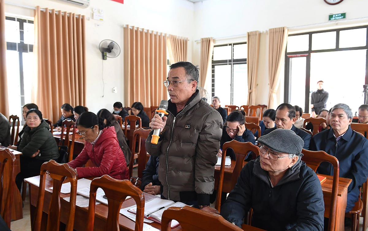 Cử tri phường Nông Tiến phát biểu ý kiến tại hội nghị.