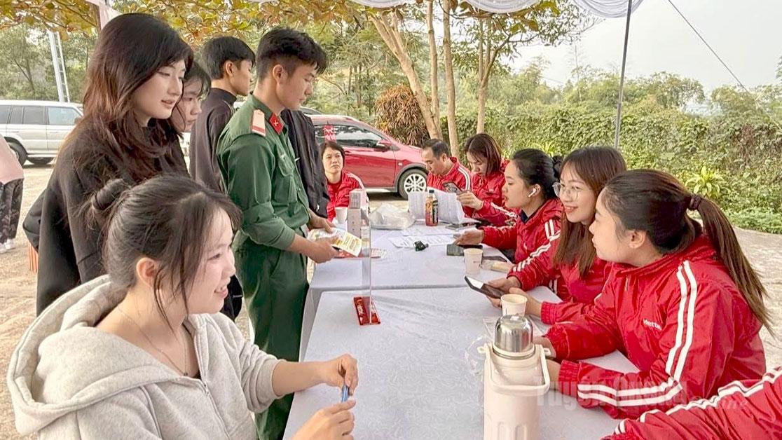 Đoàn viên, thanh niên, người lao động xã Nhữ Khê tham gia phiên gia dịch việc làm.