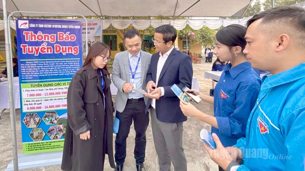 Lãnh đạo UBND xã Nhữ Khê tham gia các gian hàng trưng bày tại phiên gia dịch việc làm.
