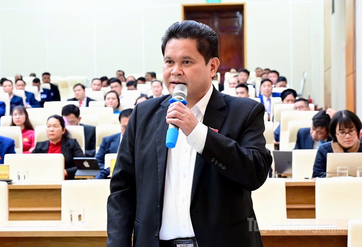 Đại biểu Vàng Seo Cón phát biểu tại kỳ họp.