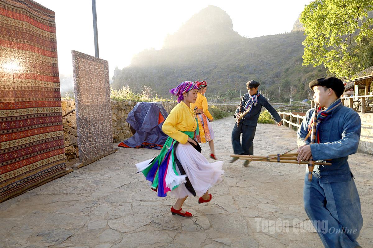 However, there are still resilient H’mong women in Dong Van who are striving to preserve the craft. They establish cooperatives and organize demonstrations, generating income while introducing this unique cultural beauty to both domestic and international visitors. Preserving the hemp weaving craft is, in essence, preserving H’mong culture.