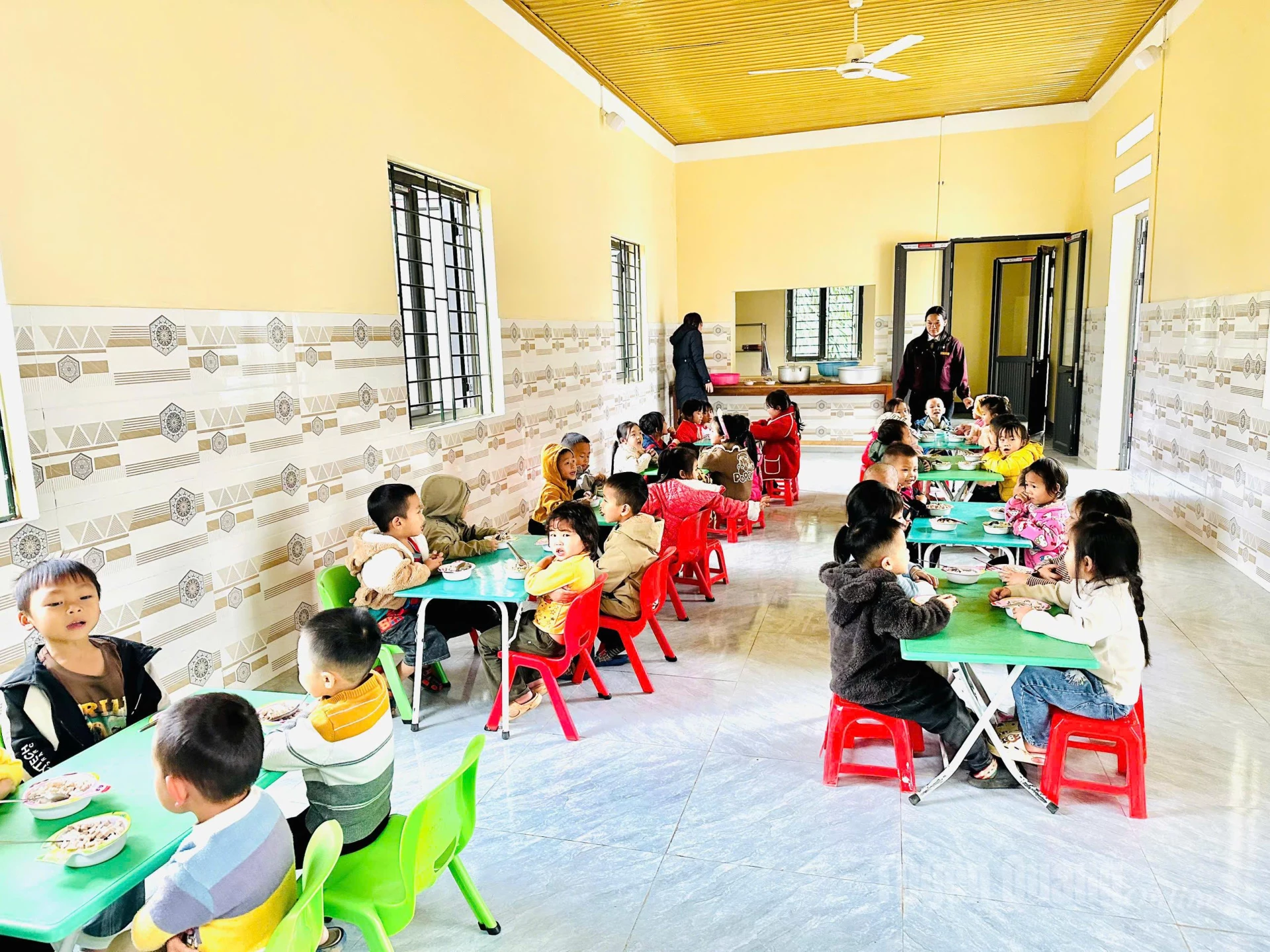 Học sinh Trường Mầm non Nà Khương phấn khởi được ăn tại bếp ăn mới khang trang, sạch đẹp.