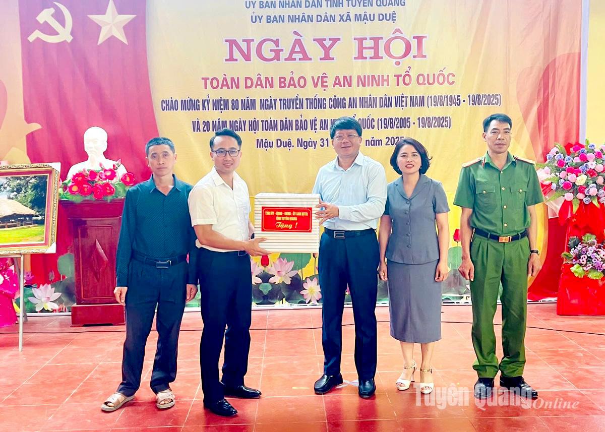 Đồng chí Hà Trung Kiên, Ủy viên Ban Thường vụ Tỉnh ủy, Phó Chủ tịch Thường trực Ủy ban MTTQ Việt Nam tỉnh tặng quà chúc mừng Ngày hội Toàn dân bảo vệ an ninh Tổ quốc tại xã Mậu Duệ.