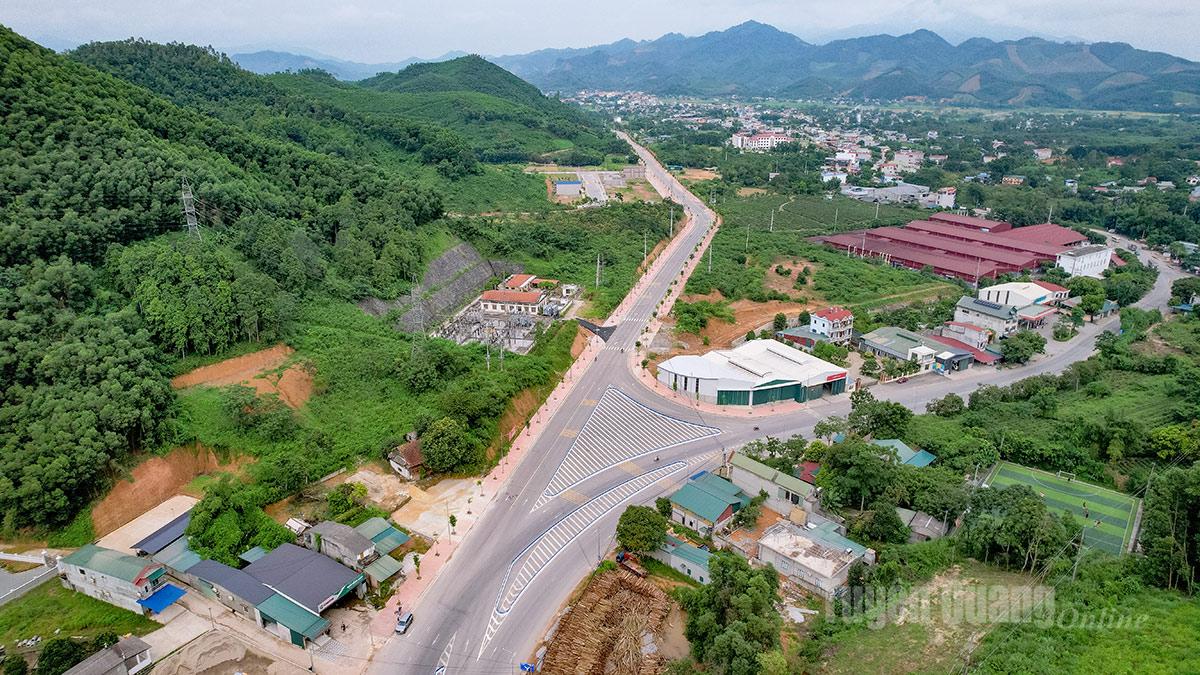 Tuyến đường tránh trung tâm xã Sơn Dương nhìn từ trên cao.  
