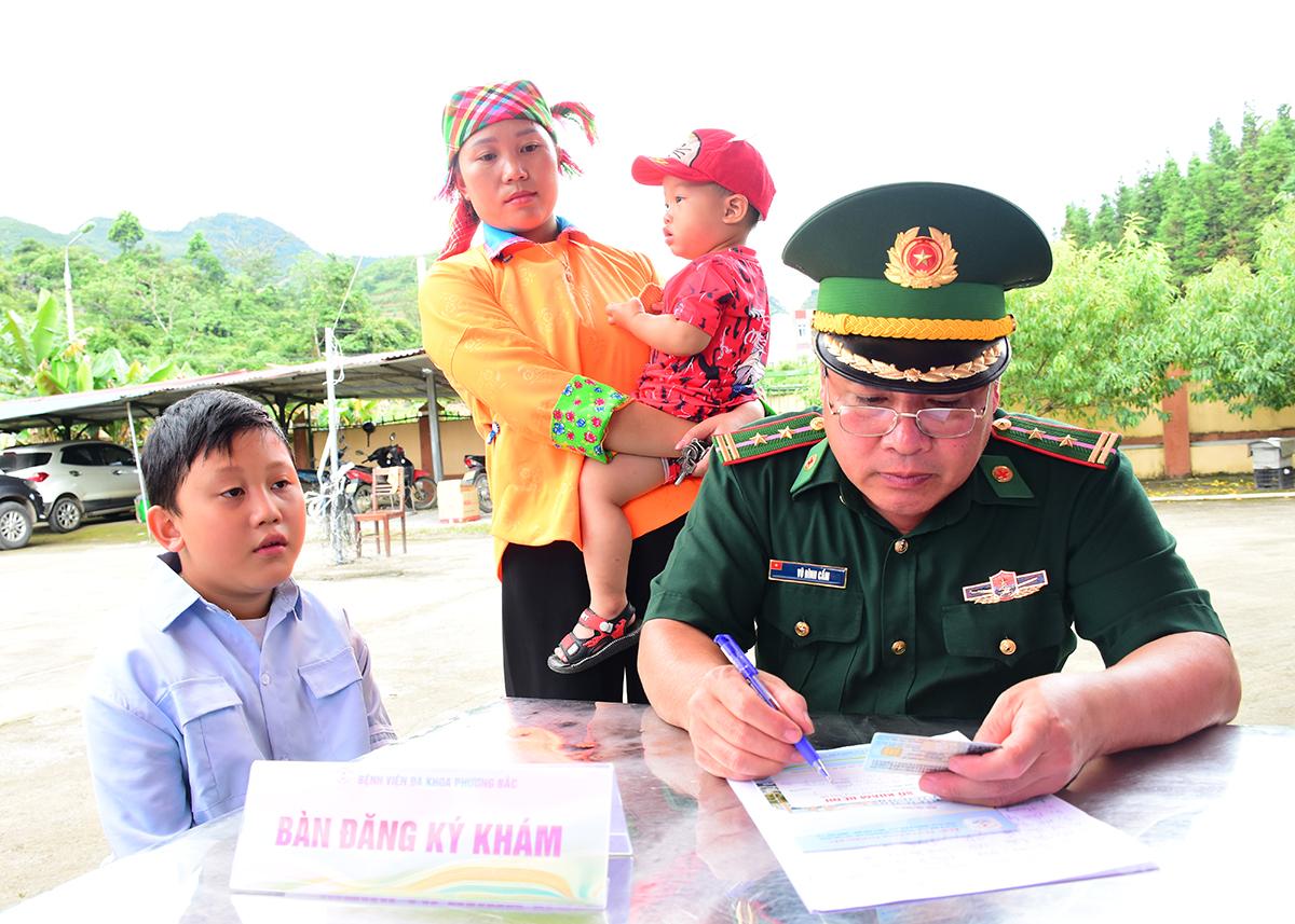 Trung tá Vũ Đình Cầm, cán bộ quân y đồn Biên phòng Sơn Vĩ, xã Sơn Vĩ thăm khám sức khỏe cho người dân.