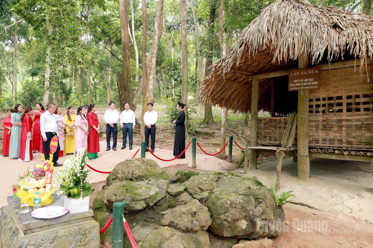 Du khách tham quan Cụm di tích Lán Nà Nưa thuộc Khu di  tích Quốc gia đặc biệt Tân Trào.