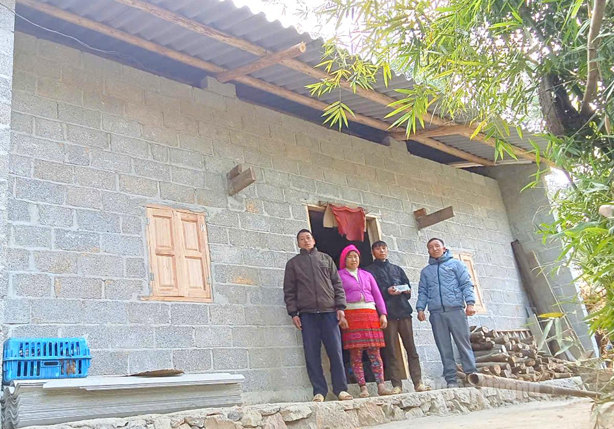 Gia đình anh Sùng Mí Pó, thôn Mỏ Cớ, xã Sơn Vĩ được xóa nhà tạm.