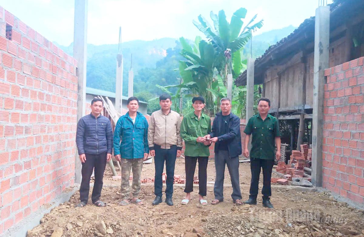 Hội Cựu chiến binh xã Yên Minh thăm, động viên, trao kinh phí hỗ trợ hội viên xóa nhà tạm.