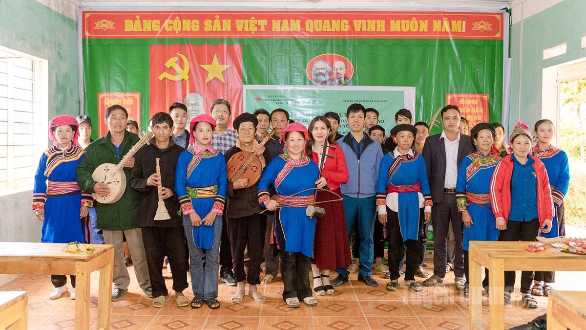 Đồng bào dân tộc Cờ Lao, xã Tân Tiến tham gia lớp tập huấn, truyền dạy chơi đàn Sèn Dư  - một nhạc cụ dân tộc Cờ Lao.