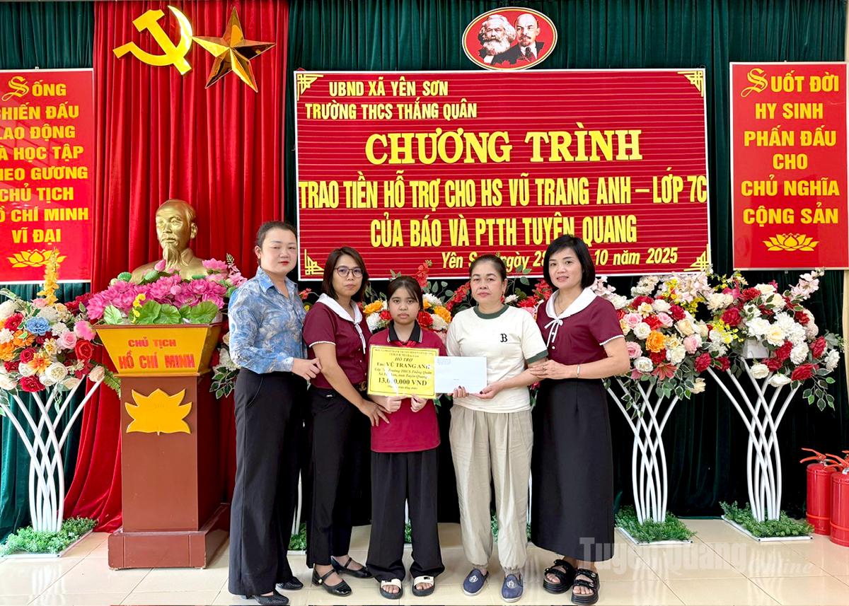 Báo và phát thanh,
truyền hình Tuyên Quang cùng
các nhà hảo tâm trao kinh phí hỗ trợ em Vũ Trang Anh, lớp 7C,
Trường THCS Thắng Quân, xã Yên Sơn.