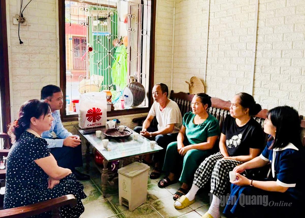 Ủy ban MTTQ phường Hà Giang 2 thăm, tặng quà gia đình có hoàn cảnh khó khăn.