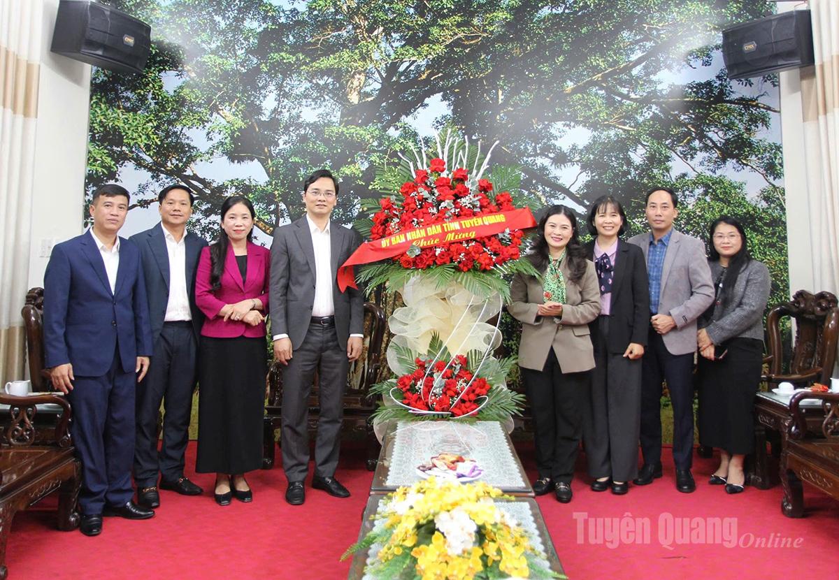 Đồng chí Vương Ngọc Hà,
Ủy viên Ban Thường vụ Tỉnh ủy,
Phó Chủ tịch UBND tỉnh
tặng hoa chúc mừng Sở Giáo dục và Đào tạo nhân Ngày Nhà giáo Việt Nam.