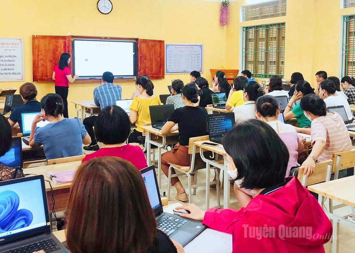 Giáo viên trường THCS Phan Thiết, phường Minh Xuân tham gia tập huấn cách sử dụng màn hình thông minh trong dạy học
