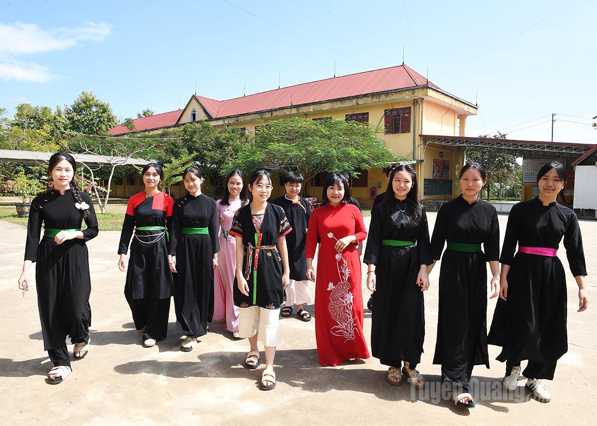 Cô và trò Trường Phổ thông Dân tộc nội trú THCS và THPT Hàm Yên.