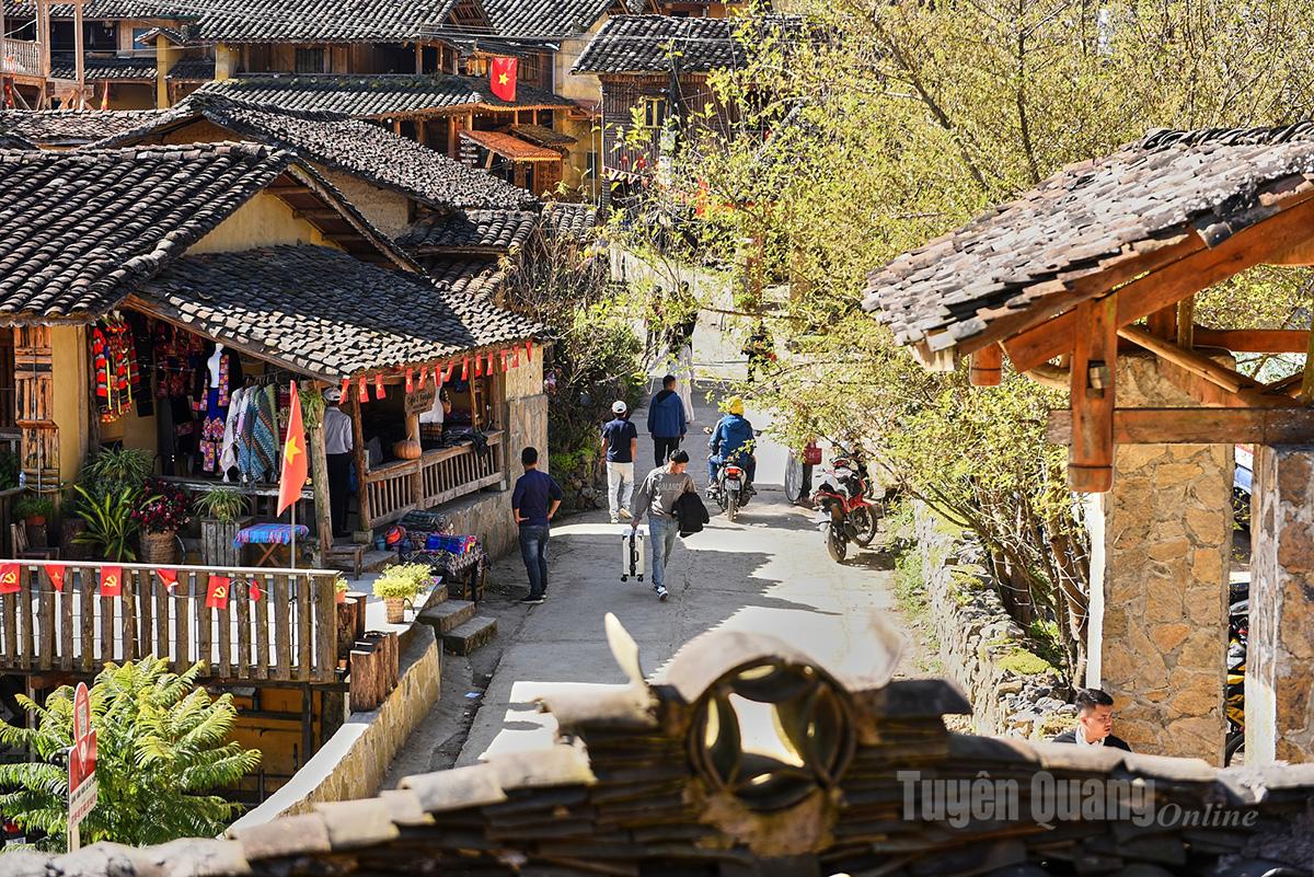 After being honored by UNWTO as the “World’s Best Tourist Village 2025,” the atmosphere in Lo Lo Chai has become livelier than usual.