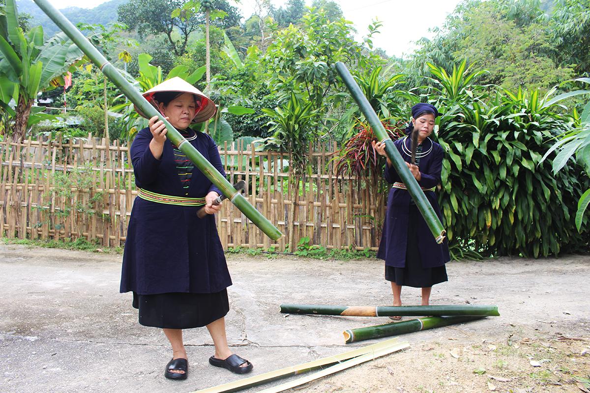 After being brought home, the bamboo is cut into evenly sized sections, with the proportions adjusted depending on the intended product. This is an important step to ensure the weaving strips are uniform, strong, and durable.