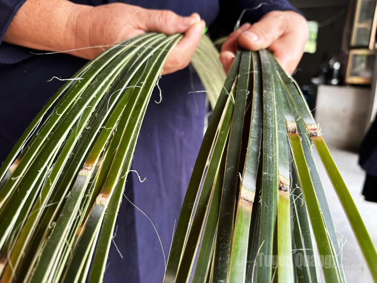 The carefully shaved bamboo and neohouzeaua strips form the foundation for crafting the intricate woven products of the Tay people.