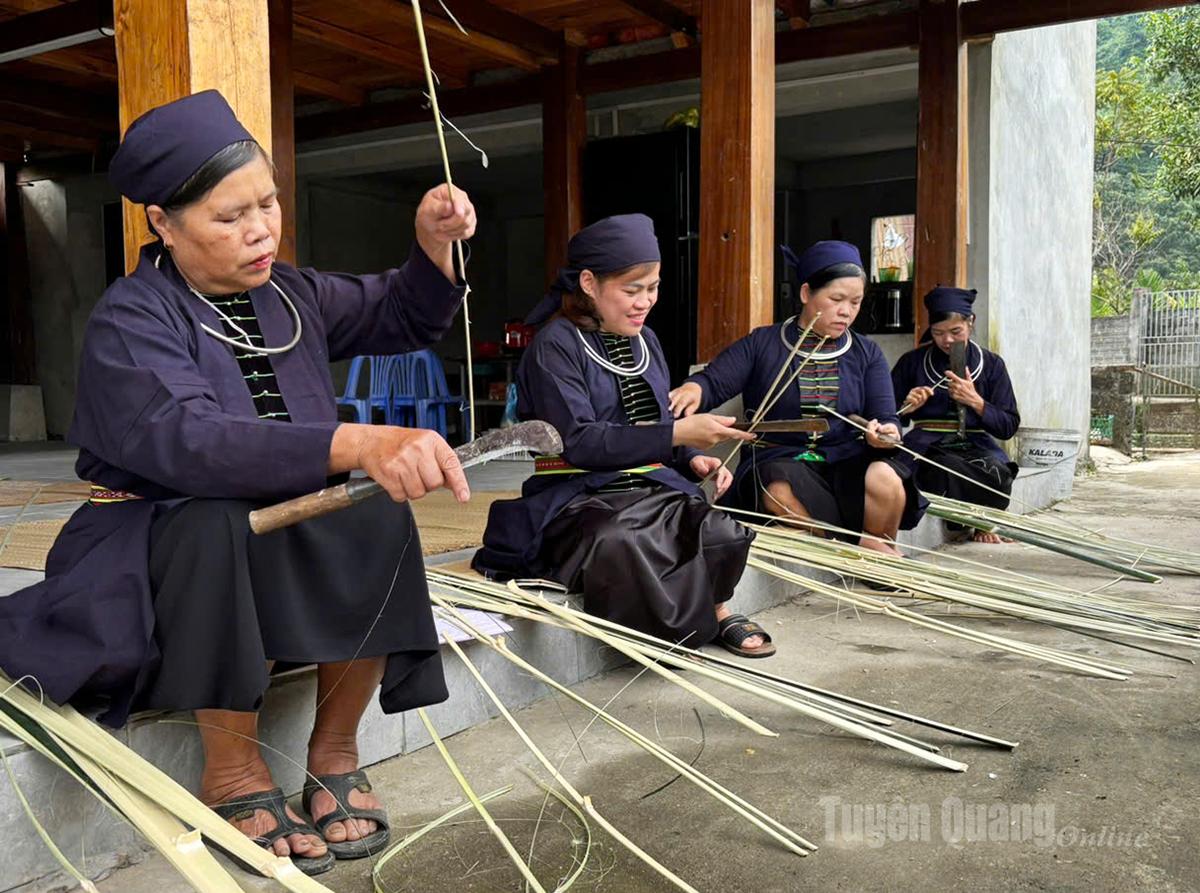 In recent years, this traditional craft has been at risk of fading away, as younger generations show little interest due to the time-consuming nature of the work, its demand for meticulous skill, and the relatively low income it provides.