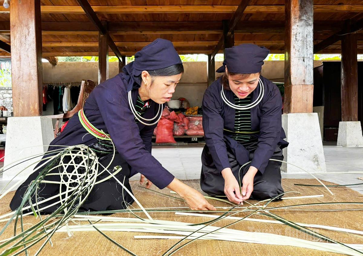 Nguyen Thuy Loan, one of the few young people still committed to the craft, shared: “Even though local shops now sell attractive household goods made of plastic, my family continues to use woven products to help protect the environment.”